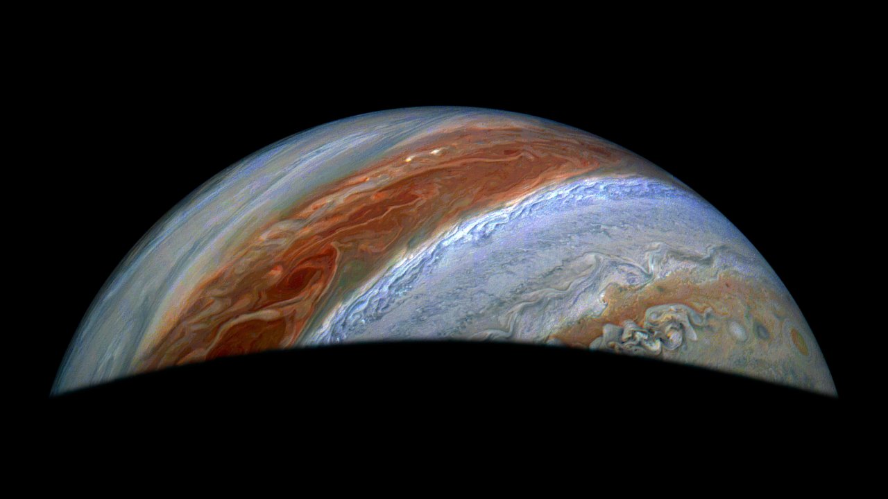 Plynné umění: Sonda Juno zachytila divokou atmosféru Jupiteru