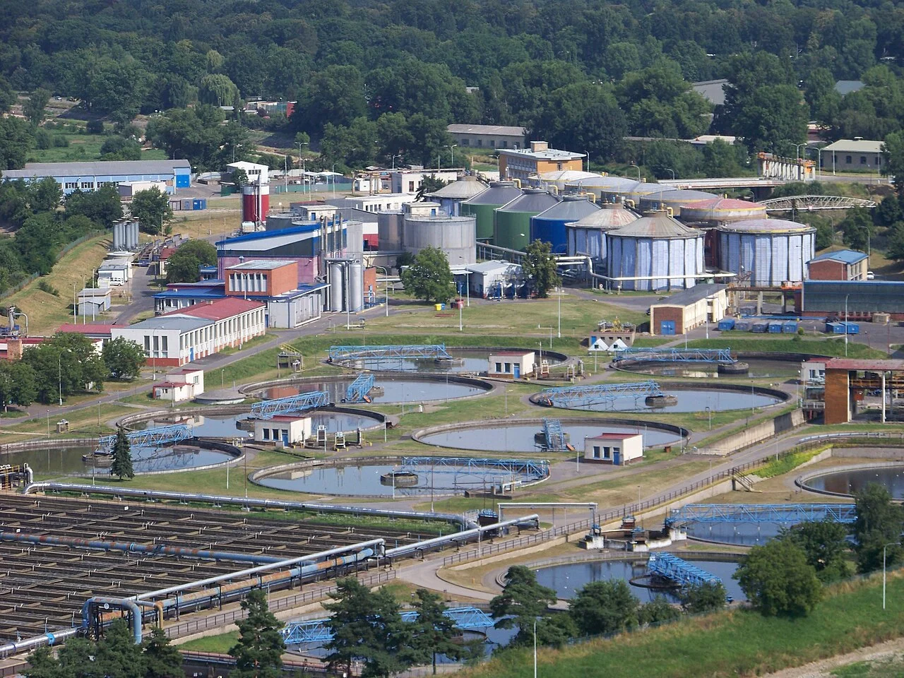 Ústřední čistírna odpadních vod (ÚČOV) v Praze na Císařském ostrově v Bubenči